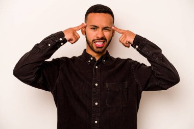 Beyaz arka planda izole edilmiş genç İspanyol adam işaret parmağıyla bir hayal kırıklığı gösteriyor..