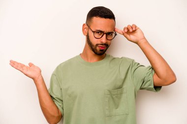 Beyaz arka planda izole edilmiş genç İspanyol adam işaret parmağıyla bir hayal kırıklığı gösteriyor..