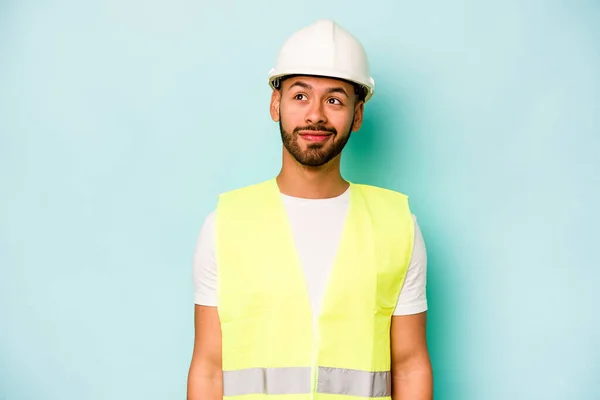 Young Laborer Hispanic Man Isolated Blue Background Dreaming Achieving Goals — 스톡 사진