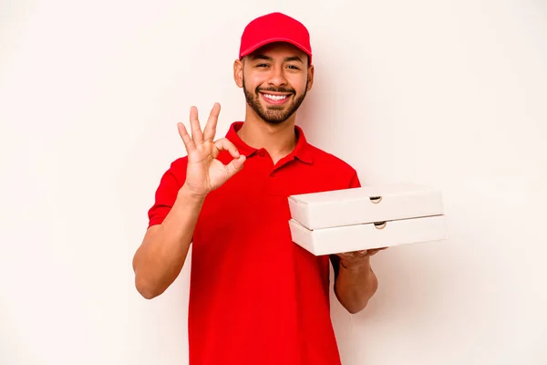 Young Hispanic Delivery Man Holding Pizzas Isolated White Background Cheerful — ストック写真