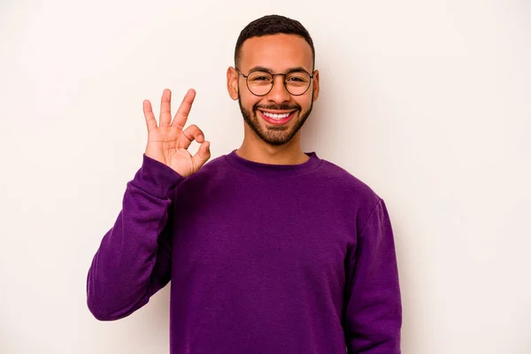 Joven Hombre Hispano Aislado Sobre Fondo Blanco Alegre Confiado Mostrando — Foto de Stock