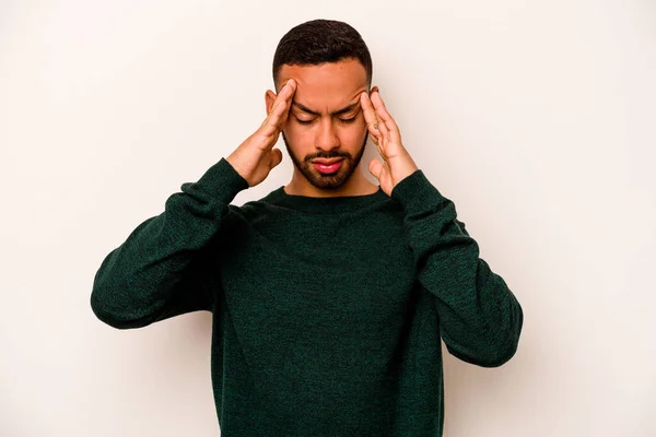 Junger Hispanischer Mann Auf Weißem Hintergrund Isoliert Berührt Schläfen Und — Stockfoto