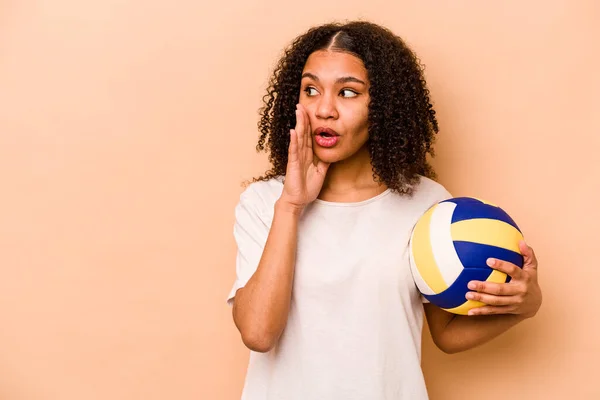 Young African American Woman Playing Volleyball Isolated Beige Background Saying — стокове фото