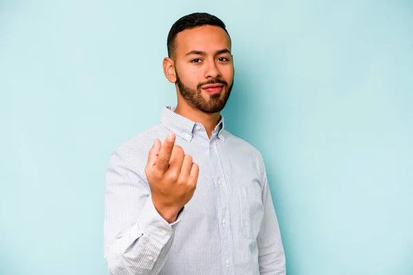 Junger Hispanischer Mann Isoliert Auf Blauem Hintergrund Und Zeigt Mit — Stockfoto