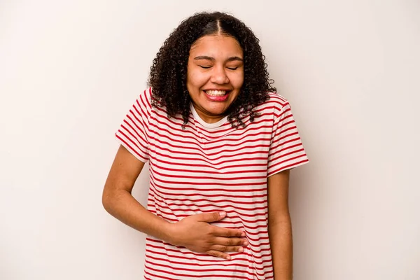 Mujer Afroamericana Joven Aislada Sobre Fondo Blanco Toca Barriga Sonríe —  Fotos de Stock