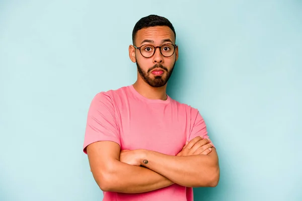 Hombre Hispano Joven Aislado Sobre Fondo Azul Encoge Hombros Ojos — Foto de Stock