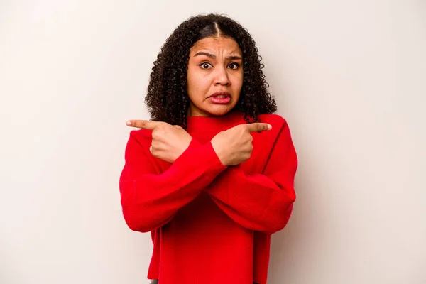 Ung Afrikansk Amerikansk Kvinna Isolerad Vit Bakgrund Pekar Sidled Försöker — Stockfoto