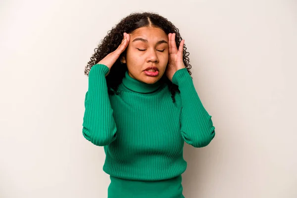 Joven Mujer Afroamericana Aislada Sobre Fondo Blanco Tocando Las Sienes —  Fotos de Stock