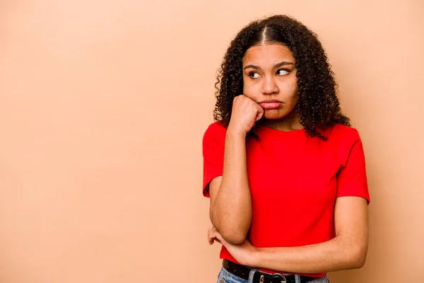 Ung Afrikansk Amerikansk Kvinna Isolerad Beige Bakgrund Som Känner Sig — Stockfoto