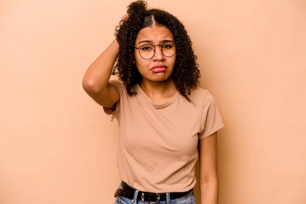 Ung Afrikansk Amerikansk Kvinna Isolerad Beige Bakgrund Trött Och Mycket — Stockfoto