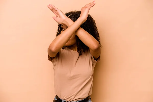 Joven Mujer Afroamericana Aislada Sobre Fondo Beige Manteniendo Dos Brazos — Foto de Stock