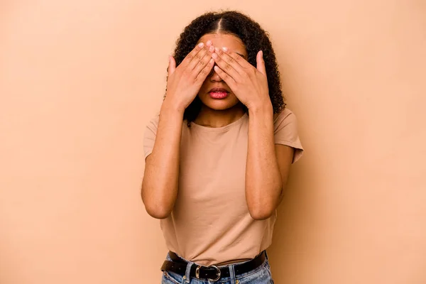 Mladý Africký Americký Žena Izolovaný Béžové Pozadí Strach Zakrýt Oči — Stock fotografie