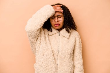 Genç Afrikalı Amerikalı kadın bej arka planda izole edilmiş tapınaklara dokunuyor ve baş ağrısı çekiyor..