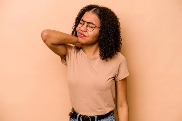 Ung Afrikansk Amerikansk Kvinna Isolerad Beige Bakgrund Har Nacksmärta Grund — Stockfoto