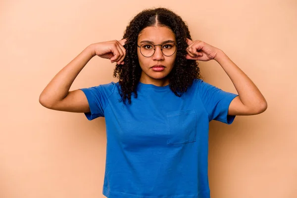 Ung Afrikansk Amerikansk Kvinna Isolerad Beige Bakgrund Fokuserad Uppgift Hålla — Stockfoto