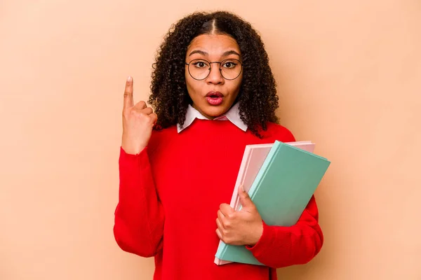 Jovem Estudante Afro Americano Mulher Isolada Fundo Bege Ter Alguma — Fotografia de Stock