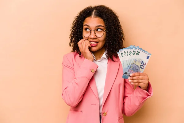 Joven Mujer Negocios Afroamericana Sosteniendo Billetes Aislados Sobre Fondo Beige — Foto de Stock