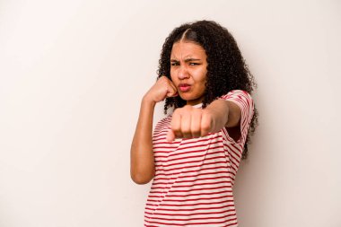 Beyaz arka planda izole edilmiş genç Afrikalı Amerikalı kadın bir tartışma yüzünden yumruk, öfke ve kavga atıyor..