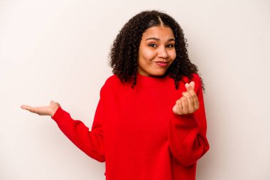 Beyaz arka planda izole edilmiş genç Afrikalı Amerikalı kadın parasız olduğunu gösteriyor..