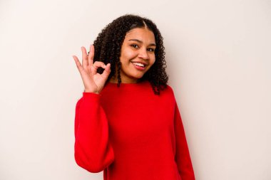 Genç Afrikalı Amerikalı kadın beyaz arka planda izole edilmiş neşeli ve kendinden emin..
