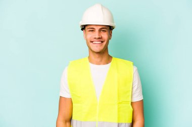 Genç beyaz adam mavi arka planda izole edilmiş mutlu, güler yüzlü ve neşeli.