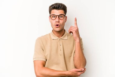 Beyaz arka planda izole edilmiş beyaz bir genç adam, yaratıcılık kavramı, harika bir fikre sahip..