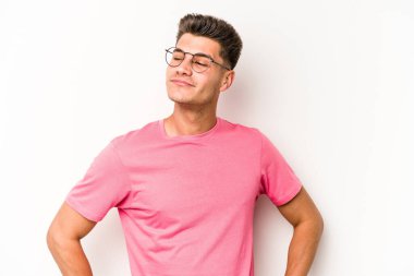 Beyaz arka planda izole edilmiş genç beyaz adam hedeflere ve amaçlara ulaşmayı hayal ediyor.