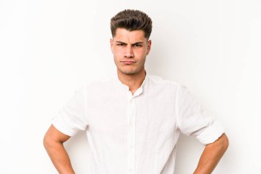 Beyaz arka planda soyutlanmış beyaz bir adam üzgün, ciddi bir yüz, mutsuz ve hoşnutsuz..