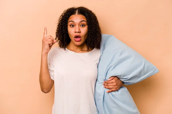 Young African American Woman Holding Pillow Isolated Beige Background Having — Foto Stock