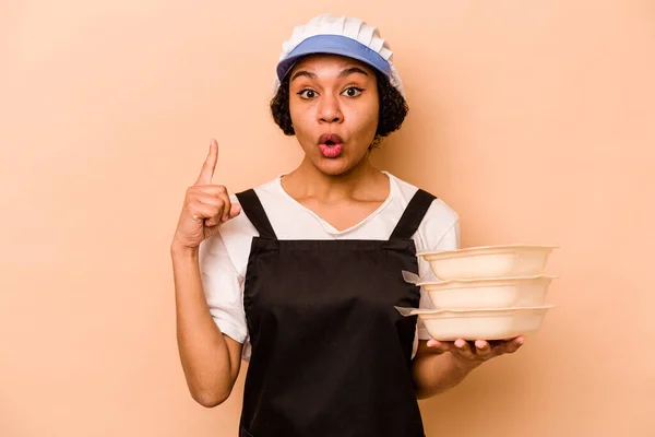 Jovem Cozinheiro Voluntário Afro Americano Mulher Isolada Fundo Bege Ter — Fotografia de Stock