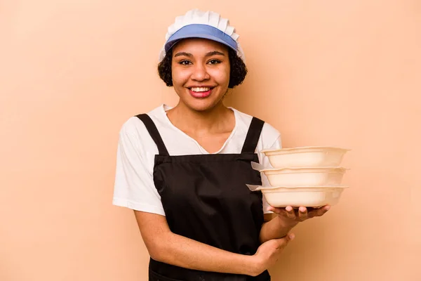 Jovem Cozinheiro Voluntário Afro Americano Mulher Isolada Fundo Bege Rindo — Fotografia de Stock