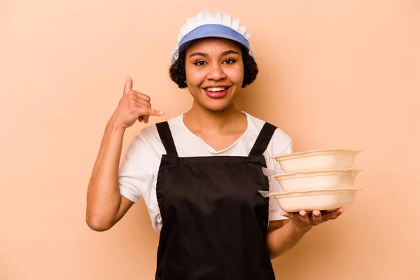 Jovem Cozinheira Voluntária Afro Americana Isolada Fundo Bege Mostrando Gesto — Fotografia de Stock