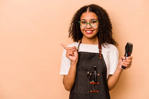 Young African American Hairdresser Woman Isolated Beige Background Smiling Pointing — Stockfoto