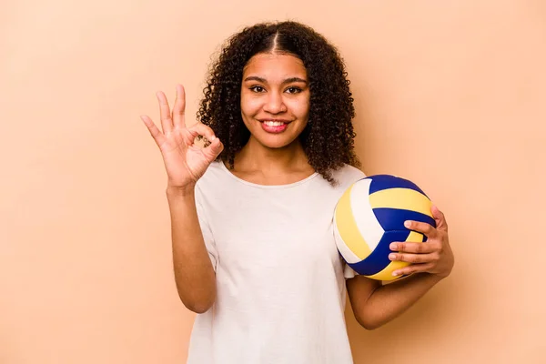 Jovem Afro Americana Jogando Vôlei Isolado Fundo Bege Alegre Confiante — Fotografia de Stock