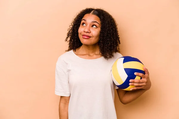 Young African American Woman Playing Volleyball Isolated Beige Background Dreaming — Stock Photo, Image