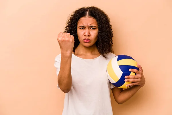 Молода Афроамериканська Жінка Грає Волейбол Ізольований Бежевому Фоні Показуючи Кулак — стокове фото