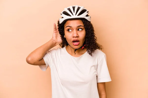 Mladá Hispánka Nosí Helmu Kolo Izolované Modrém Pozadí Snaží Poslouchat — Stock fotografie