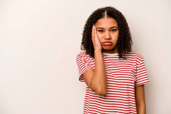 Mujer Afroamericana Joven Aislada Sobre Fondo Blanco Que Siente Triste —  Fotos de Stock