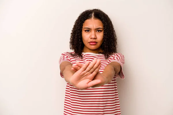 Mujer Afroamericana Joven Aislada Sobre Fondo Blanco Pie Con Mano —  Fotos de Stock