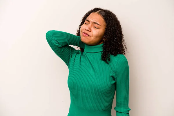 Mujer Afroamericana Joven Aislada Sobre Fondo Blanco Con Dolor Cuello —  Fotos de Stock