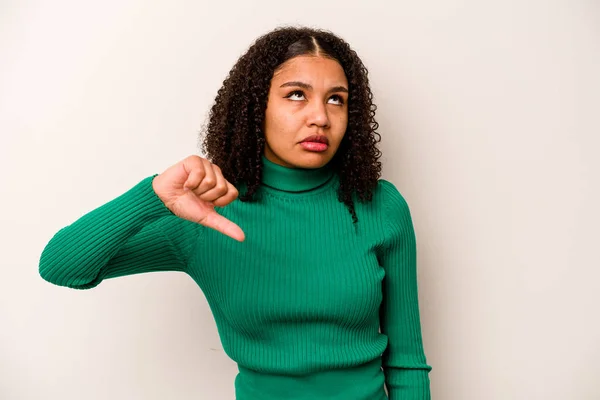 白い背景に孤立した若いアフリカ系アメリカ人の女性は 嫌なジェスチャー 親指ダウンを示しています 意見の相違 — ストック写真