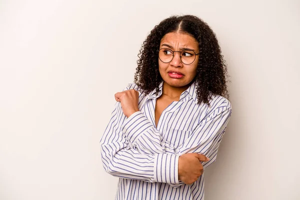 Mujer Afroamericana Joven Aislada Sobre Fondo Blanco Confundida Siente Dudosa —  Fotos de Stock