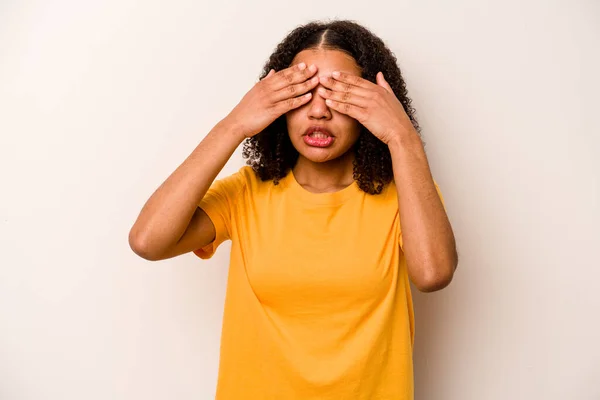 Молодая Африканская Американка Изолированная Белом Фоне Боится Закрывать Глаза Руками — стоковое фото