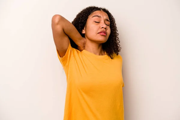 Genç Afrikalı Amerikalı Kadın Beyaz Arka Planda Yalnız Başına Dirsek — Stok fotoğraf