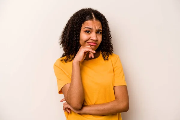 Mujer Afroamericana Joven Aislada Sobre Fondo Blanco Pensando Mirando Hacia —  Fotos de Stock