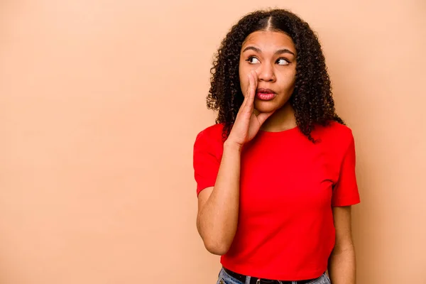 Ung Afrikansk Amerikansk Kvinna Isolerad Beige Bakgrund Säger Hemlig Het — Stockfoto