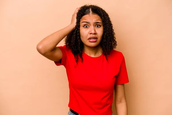 Jeune Femme Afro Américaine Isolée Sur Fond Beige Choquée Elle — Photo