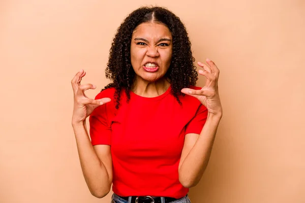 Jeune Femme Afro Américaine Isolée Sur Fond Beige Bouleversée Hurlant — Photo