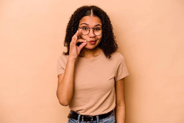 Mujer Afroamericana Joven Aislada Sobre Fondo Beige Con Dedos Los —  Fotos de Stock