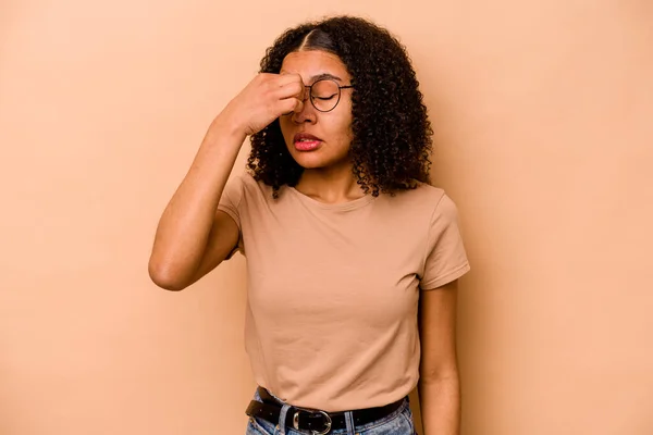 Ung Afrikansk Amerikansk Kvinna Isolerad Beige Bakgrund Har Huvudvärk Vidrör — Stockfoto